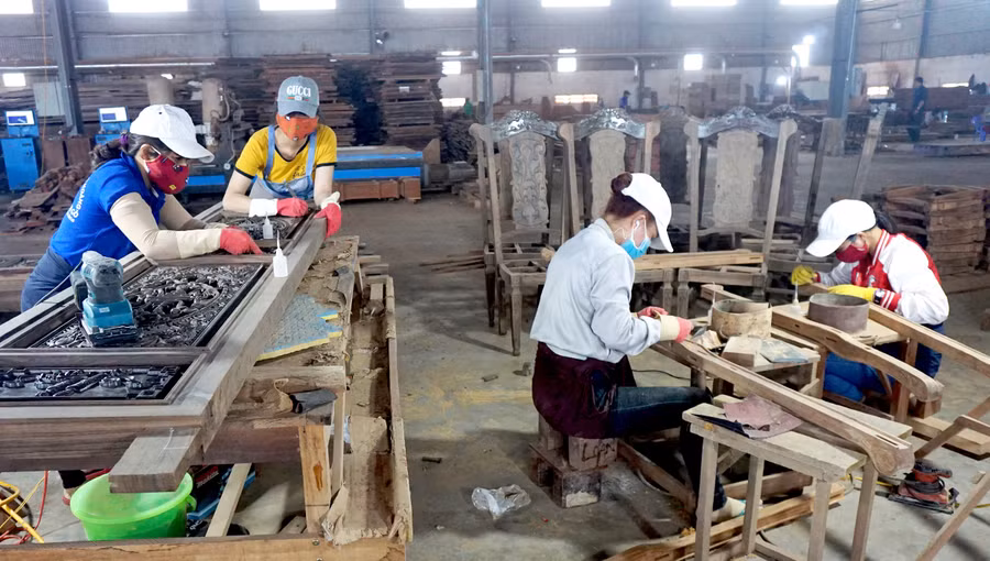 Doanh nghiệp tại Khu Công nghiệp Trà Đa bắt đầu kích hoạt lại các biện pháp phòng chống dịch Covid-19. Ảnh: Hà Duy