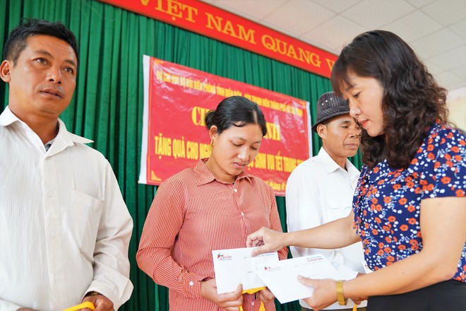 Chị Pờ Mỳ Lế, Bí thư Đảng ủy xã Sín Thầu, tặng quà các gia đình có thành tích bảo vệ biên giới ẢNH: MAI THANH HẢI