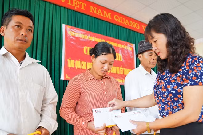 Chị Pờ Mỳ Lế, Bí thư Đảng ủy xã Sín Thầu, tặng quà các gia đình có thành tích bảo vệ biên giới ẢNH: MAI THANH HẢI