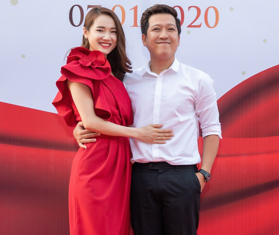 Sau sinh con cho nam danh hài, Nhã Phương nhanh chóng lấy lại vóc dáng thon gọn và xinh đẹp. Người đẹp tung bộ ảnh kỉ niệm hành trình vừa qua với những gam màu dịu nhẹ, thanh thoát.
