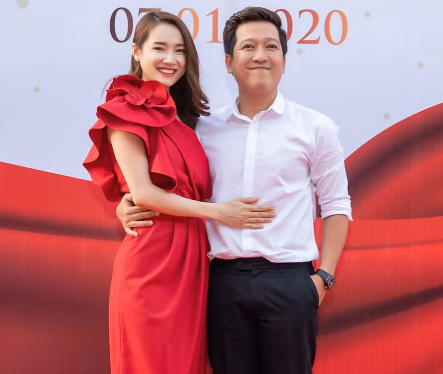 Sau sinh con cho nam danh hài, Nhã Phương nhanh chóng lấy lại vóc dáng thon gọn và xinh đẹp. Người đẹp tung bộ ảnh kỉ niệm hành trình vừa qua với những gam màu dịu nhẹ, thanh thoát.