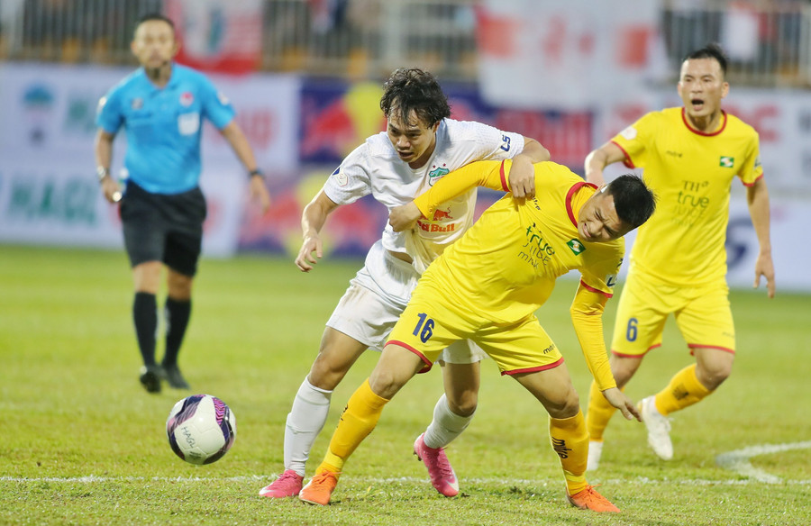 HAGL đã gặp khó trước SLNA dù được thi đấu hơn người Ảnh Linh Hùng