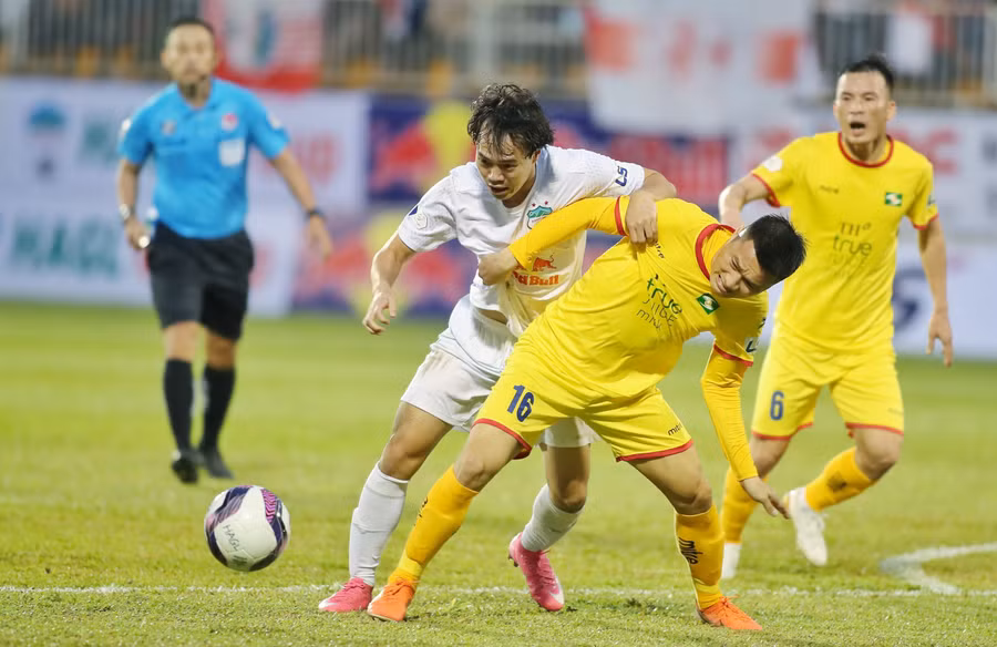 HAGL đã gặp khó trước SLNA dù được thi đấu hơn người Ảnh Linh Hùng