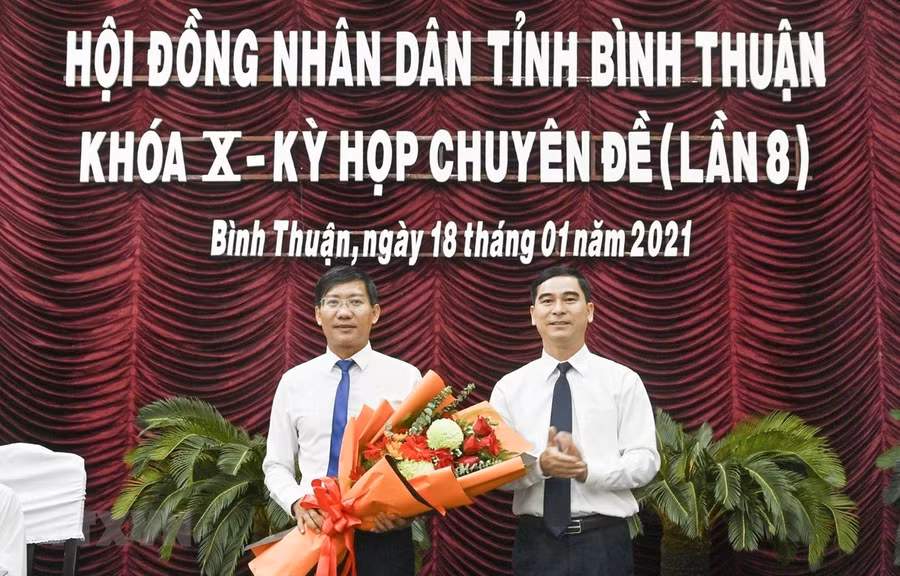 Ông Dương Văn An, Bí thư Tỉnh ủy Bình Thuận tặng hoa chúc mừng ông Lê Tuấn Phong, Chủ tịch UBND tỉnh Bình Thuận. (Ảnh: Nguyễn Thanh/TTXVN)