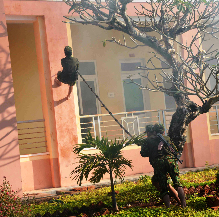 (ảnh 4, Trinh sát sử dụng biện pháp nghiệp vụ tiếp cận hiện trường). 