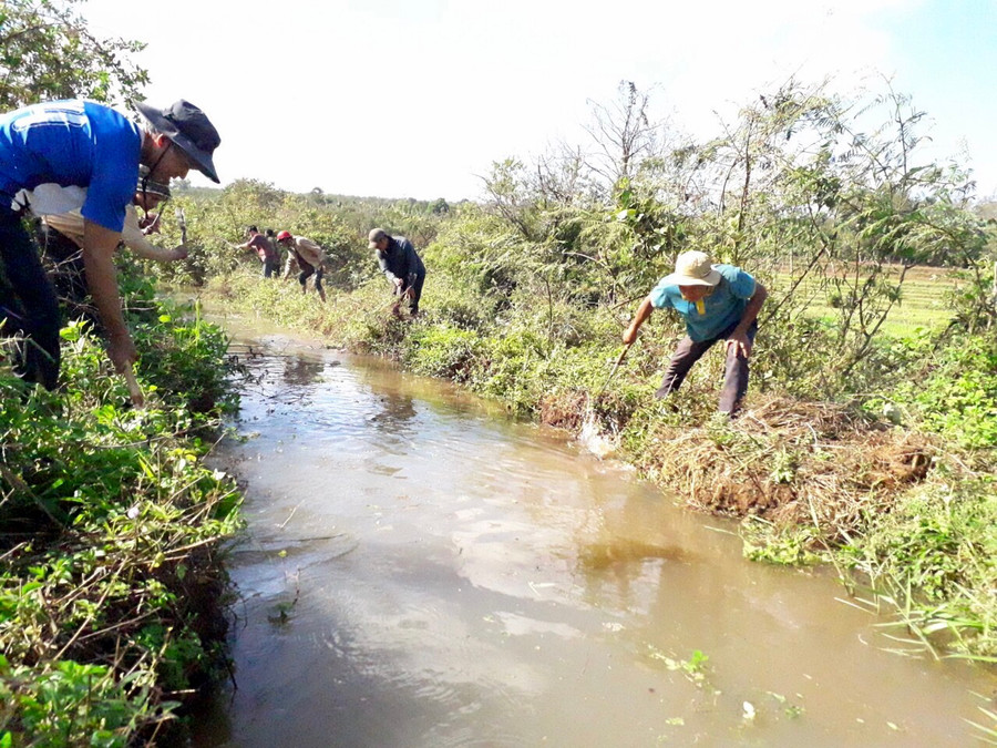 Người dân xã Uar ra quân nạo vét kênh mương, khơi thông dòng chảy