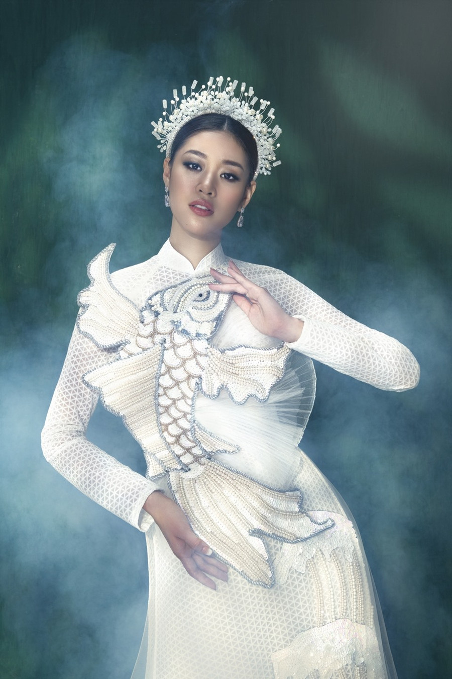 “Được diện thiết kế áo dài này, tôi nhớ về thời khắc đăng quang một cuộc thi khi còn học cấp 3, và nhớ về hai lần được gọi tên cho danh hiệu Người đẹp áo dài. Là người phụ nữ Việt, điều đó không có gì hạnh phúc bằng“ - nàng hậu chia sẻ.