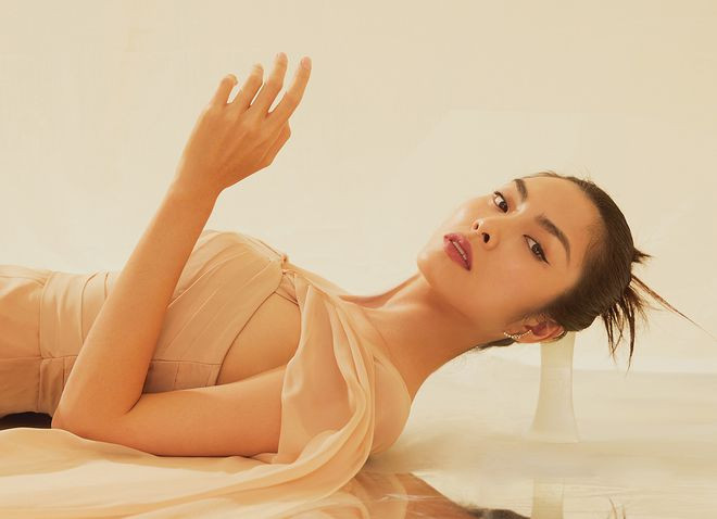 Trong thiết kế đầm lệch vai màu kem đơn giản cùng phong cách trang điểm không quá cầu kì, Hà Tăng vẫn khoe được thần thái sang trọng và sắc sảo ẢNH: NVCC