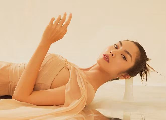 Trong thiết kế đầm lệch vai màu kem đơn giản cùng phong cách trang điểm không quá cầu kì, Hà Tăng vẫn khoe được thần thái sang trọng và sắc sảo ẢNH: NVCC