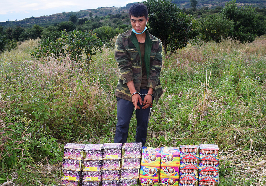  Công an huyện Đức Cơ bắt đối tượng tàng trữ, vận chuyển pháo trái phép. Ảnh: Thúy Trinh