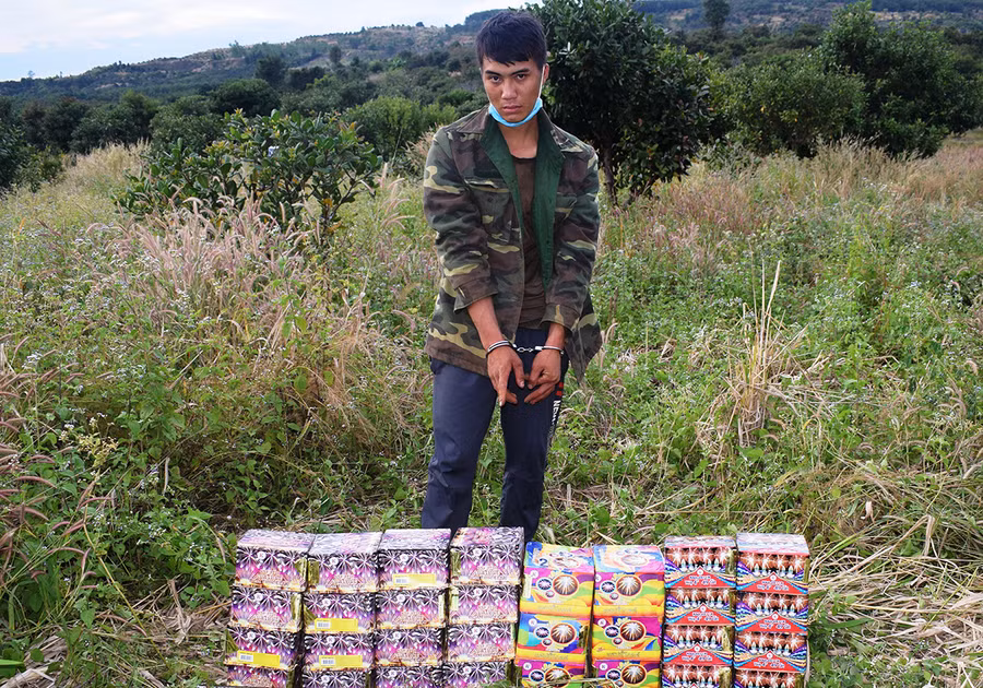  Công an huyện Đức Cơ bắt đối tượng tàng trữ, vận chuyển pháo trái phép. Ảnh: Thúy Trinh