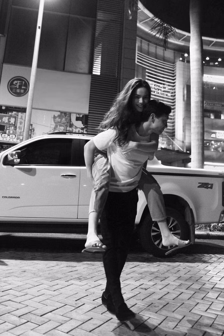 Trong những bức ảnh này, nữ ca sĩ được ông xã cõng trên lưng, bước đi giữa phố đêm. Những bức ảnh được Hà Hồ chia sẻ kèm dòng chú thích ngắn gọn: 