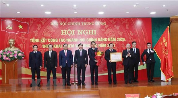 Thường trực Ban Bí thư Trần Quốc Vượng trao Huân chương Lao động hạng Nhất của Chủ tịch nước tặng Ban Nội chính Trung ương. (Ảnh: Phương Hoa/TTXVN) Thường trực Ban Bí thư Trần Quốc Vượng trao Huân chương Lao động hạng Nhất của Chủ tịch nước tặng Ban Nội chính Trung ương. (Ảnh: Phương Hoa/TTXVN)