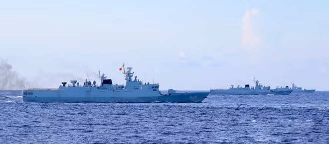  Các chiến hạm Trung Quốc tập trận ở Biển Đông vào ngày 4.1 - Ảnh: China MOD