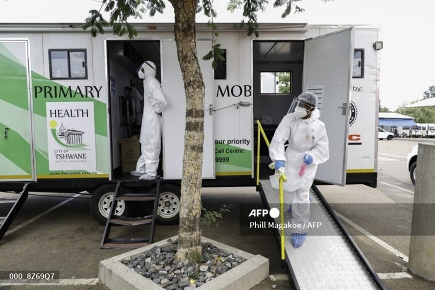 Các nhà khoa học Nam Phi công bố những phát hiện đáng ngại về biến thể SARS-CoV-2 ở Nam Phi. Ảnh: AFP