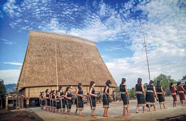 Biểu diễn cồng chiêng. Ảnh: Nguyễn Linh Vinh Quốc