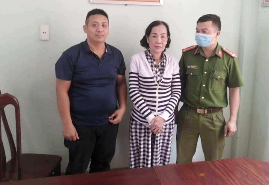 Đối tượng Lang (giữa) bị bắt giữ sau 10 năm lẩn trốn Ảnh Cơ quan Công an cung cấp 