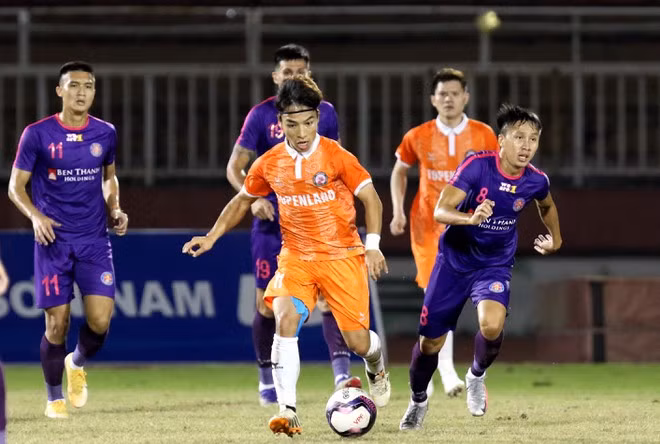 Đá trên sân Thống Nhất, nhưng Bình Định (áo cam) cũng vô địch Cúp tứ hùng HTV. Ảnh: KHẢ HÒA