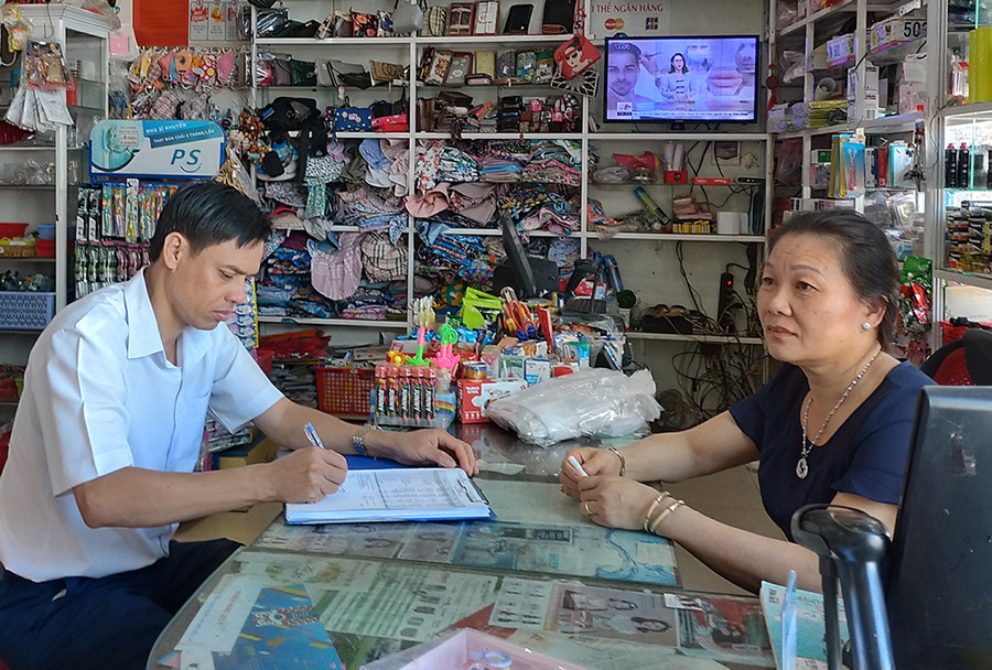 Cán bộ Chi cục Thuế huyện Chư Prông trao đổi tình hình với hộ kinh doanh. Ảnh: Sơn Ca Cán bộ Chi cục Thuế huyện Chư Prông trao đổi nắm bắt tình hình với hộ kinh doanh. Ảnh: Sơn Ca