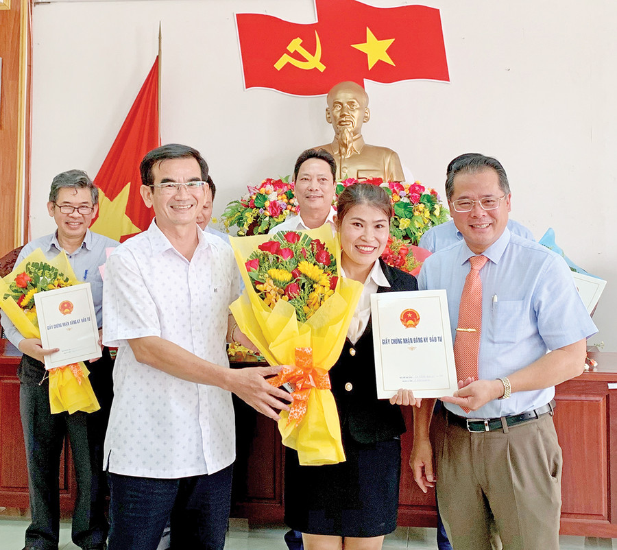 Giám đốc Sở Kế hoạch và Đầu tư Hồ Phước Thành (bìa phải) trao giấy chứng nhận đầu tư cho Công ty cổ phần Đầu tư Năng lượng Điện xanh Gia Lai. Ảnh: Hà Duy Giám đốc Sở Kế hoạch và Đầu tư Hồ Phước Thành (bìa phải) trao giấy chứng nhận đầu tư cho Công ty cổ phần Đầu tư Năng lượng Điện xanh Gia Lai. Ảnh: Hà Duy