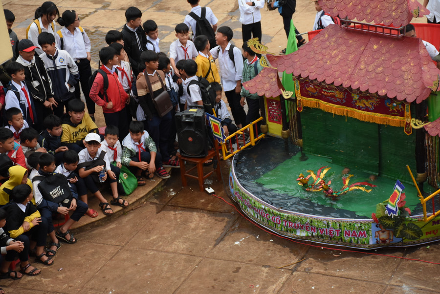 Một tiết mục rối nước thu hút đông đảo các em học sinh Trường THCS Phan Chu Trinh (xã Nam Yang, huyện Đak Đoa). Ảnh: Phương Duyên