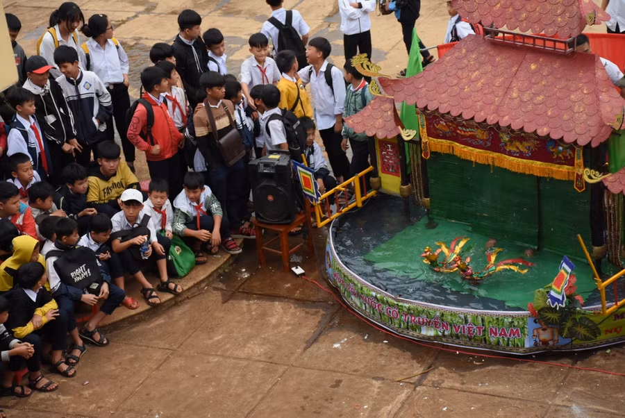 Một tiết mục rối nước thu hút đông đảo các em học sinh Trường THCS Phan Chu Trinh (xã Nam Yang, huyện Đak Đoa). Ảnh: Phương Duyên