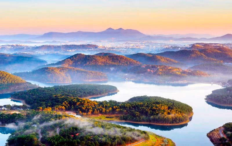 Một góc Khu du lịch quốc gia hồ Tuyền Lâm nhìn từ trên cao.