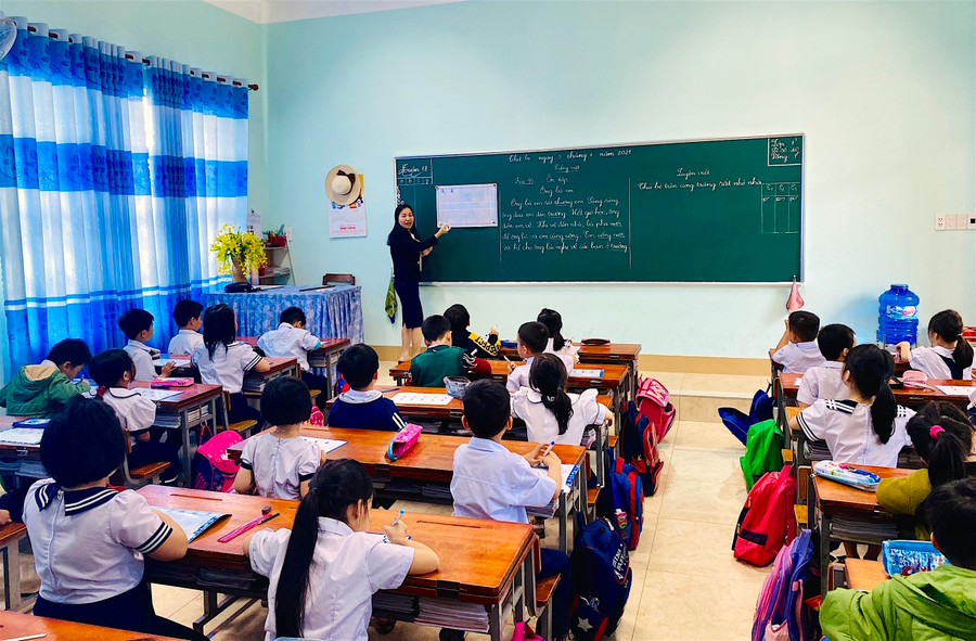 Việc đổi mới chương trình, sách giáo khoa GDPT nhằm tạo chuyển biến căn bản, toàn diện theo hướng phát triển cả phẩm chất và năng lực học sinh. Ảnh: Hồng Thi