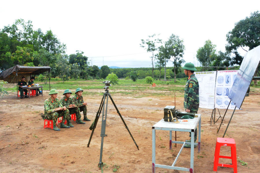 Cán bộ, chiến sĩ Lữ đoàn Pháo binh 40 (Quân đoàn 3) huấn luyện trên thao trường. Ảnh: Thiên Thanh