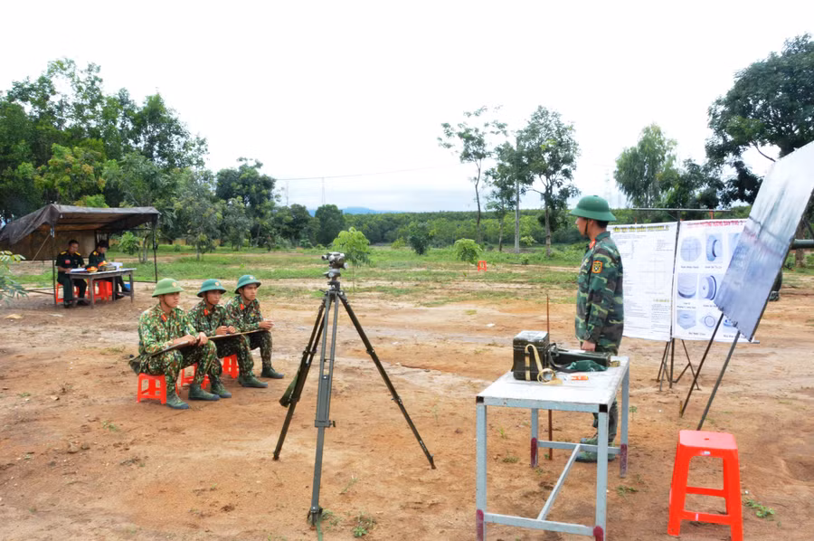 Cán bộ, chiến sĩ Lữ đoàn Pháo binh 40 (Quân đoàn 3) huấn luyện trên thao trường. Ảnh: Thiên Thanh