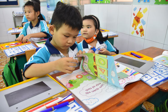 Lứa học sinh lớp 1 năm nay sẽ tiếp tục học SGK mới khi lên lớp 2. Ảnh: TẤN THẠNH Lứa học sinh lớp 1 năm nay sẽ tiếp tục học SGK mới khi lên lớp 2. Ảnh: TẤN THẠNH