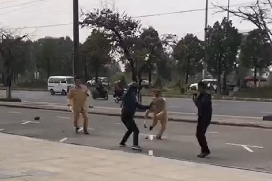  Hình ảnh cắt từ clip nam thanh niên tấn công CSGT Hải Phòng.