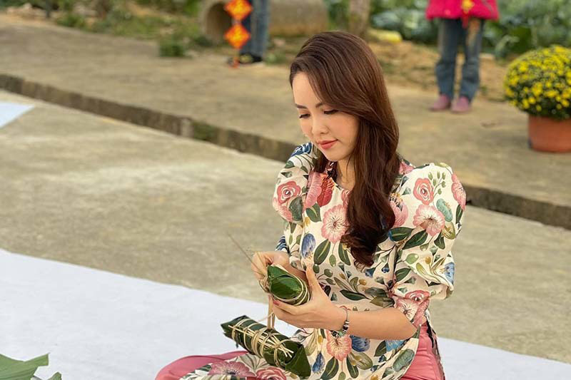 Á hậu Thụy Vân và ê kíp gấp rút hoàn thành các chương trình để kịp lên sóng vào Tết Nguyên đán 2021.