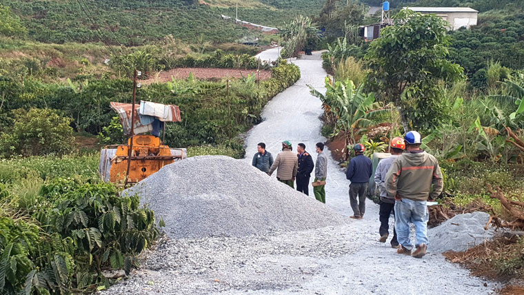 Cơ quan công an khám nghiệm hiện trường vụ tai nạn