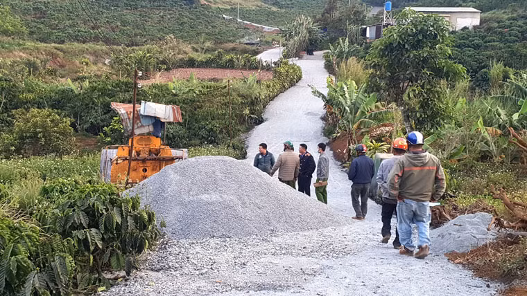 Cơ quan công an khám nghiệm hiện trường vụ tai nạn