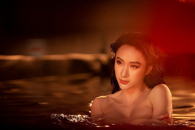 Sau một thời gian khá dài biến mất khỏi showbiz, Angela Phương Trinh khiến khán giả bất ngờ với những hình ảnh quyến rũ ẢNH: NVCC