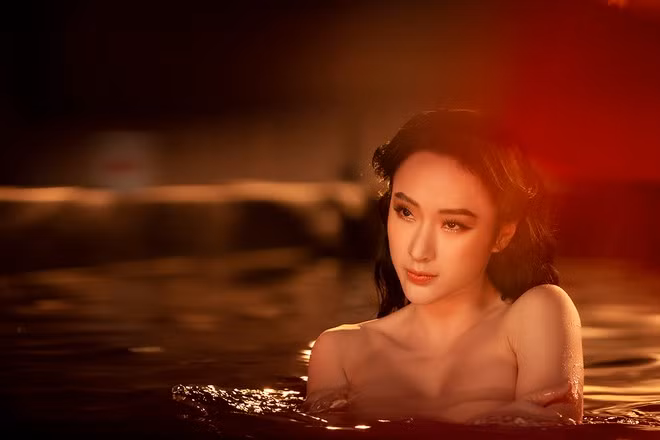Sau một thời gian khá dài biến mất khỏi showbiz, Angela Phương Trinh khiến khán giả bất ngờ với những hình ảnh quyến rũ ẢNH: NVCC