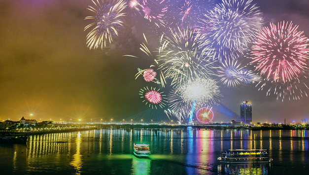 Ngắm pháo hoa lung linh sắc màu trong đêm giao thừa Ngắm pháo hoa lung linh sắc màu trong đêm giao thừa