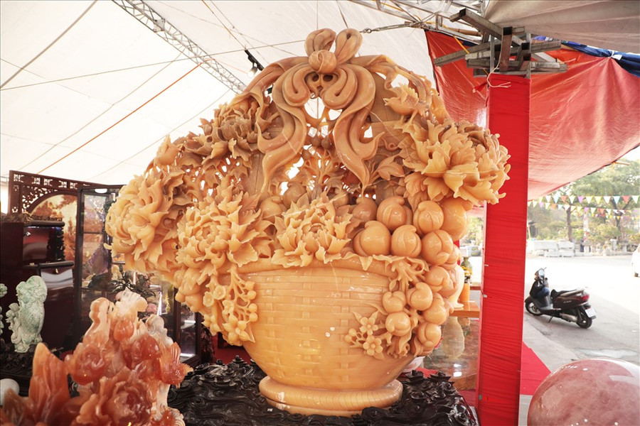  Giỏ hoa Tết này đang được trưng bày tại Festival sinh vật cảnh TP Hà Nội. Giỏ hoa này có chiều cao 2,8m, nặng 1,5 tấn được rao bán tại đây với giá gần 700 triệu đồng.