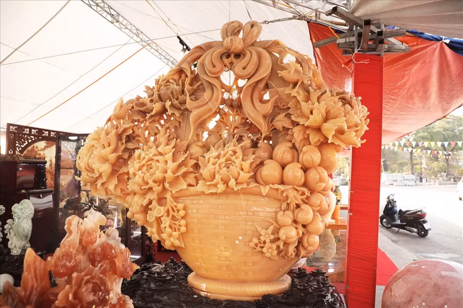  Giỏ hoa Tết này đang được trưng bày tại Festival sinh vật cảnh TP Hà Nội. Giỏ hoa này có chiều cao 2,8m, nặng 1,5 tấn được rao bán tại đây với giá gần 700 triệu đồng.