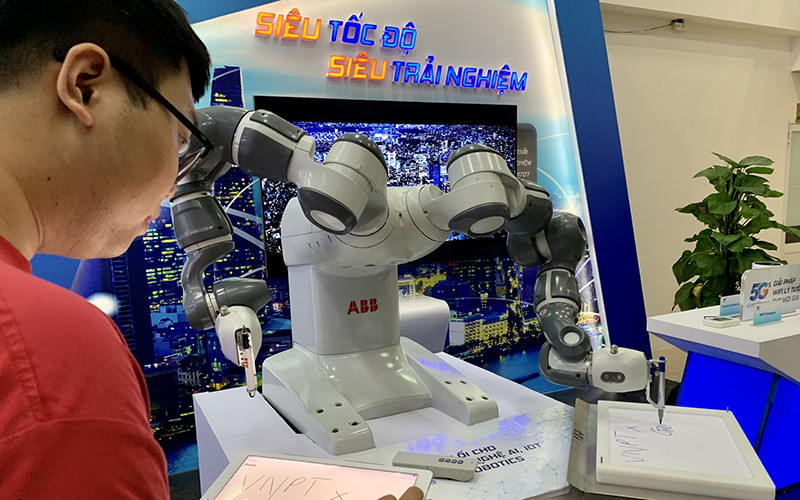 Khách hàng trải nghiệm điều khiển rô-bốt qua kết nối VinaPhone 5G.