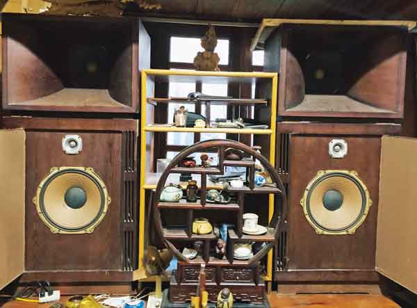 Bộ loa toàn dải nặng gần 2 tạ. Ảnh: Phan Lài