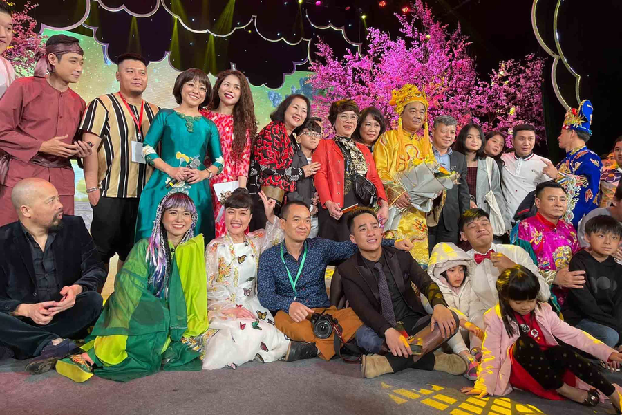 "Mấy năm được lên chầu Ngọc Hoàng và chắp tay theo hầu các Táo nhưng chưa năm nào mà buổi chầu lại diễn ra trong hoàn cảnh đặc biệt như vậy. Đăng bức ảnh để năm sau bình an ta xem lại", Trung Ruồi viết.