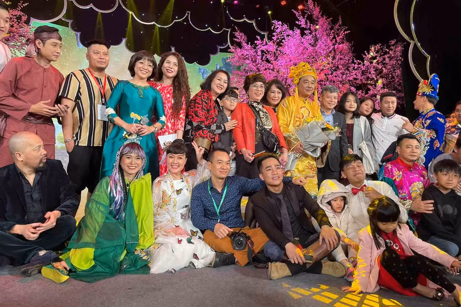 "Mấy năm được lên chầu Ngọc Hoàng và chắp tay theo hầu các Táo nhưng chưa năm nào mà buổi chầu lại diễn ra trong hoàn cảnh đặc biệt như vậy. Đăng bức ảnh để năm sau bình an ta xem lại", Trung Ruồi viết.