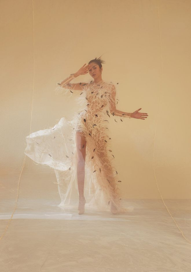 Những khoảnh khắc nằm trong artbook Nhị Nguyên của Dũng Yoko. Đối với tác giả, đây là một bức tranh được vẽ nên từ ánh sáng và bóng tối, có cả niềm hoan lạc và nỗi u sầu ẢNH: NVCC