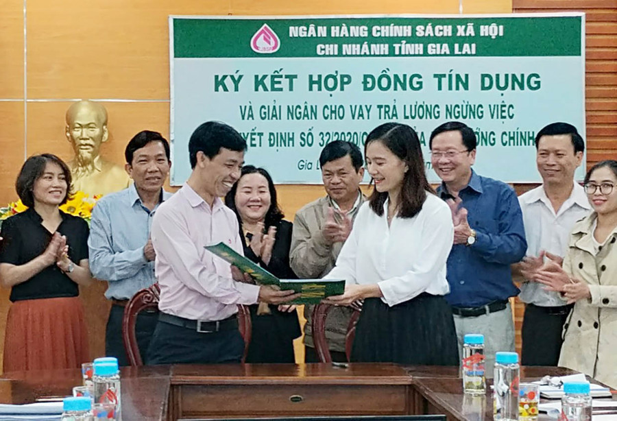 Ký kết hợp đồng tín dụng và giải ngân cho vay trả lương ngừng việc. Ảnh: Sơn Ca Ký kết hợp đồng tín dụng và giải ngân cho vay trả lương ngừng việc. Ảnh: Sơn Ca