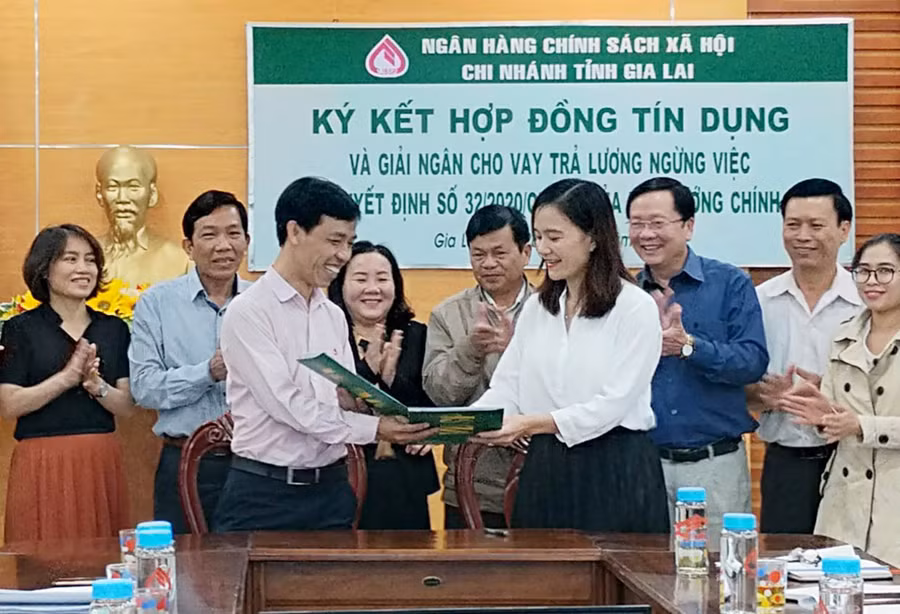 Ký kết hợp đồng tín dụng và giải ngân cho vay trả lương ngừng việc. Ảnh: Sơn Ca