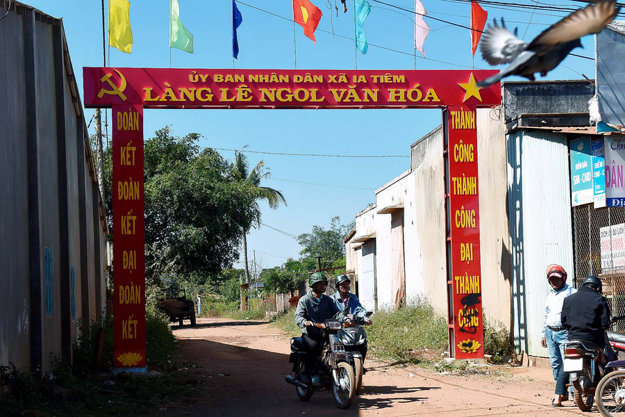 8.Nhờ đó, vào cuối năm 2020 làng Lê Ngol đạt chuẩn xã nông thôn mới trong vùng đồng bào dân tộc thiểu số.