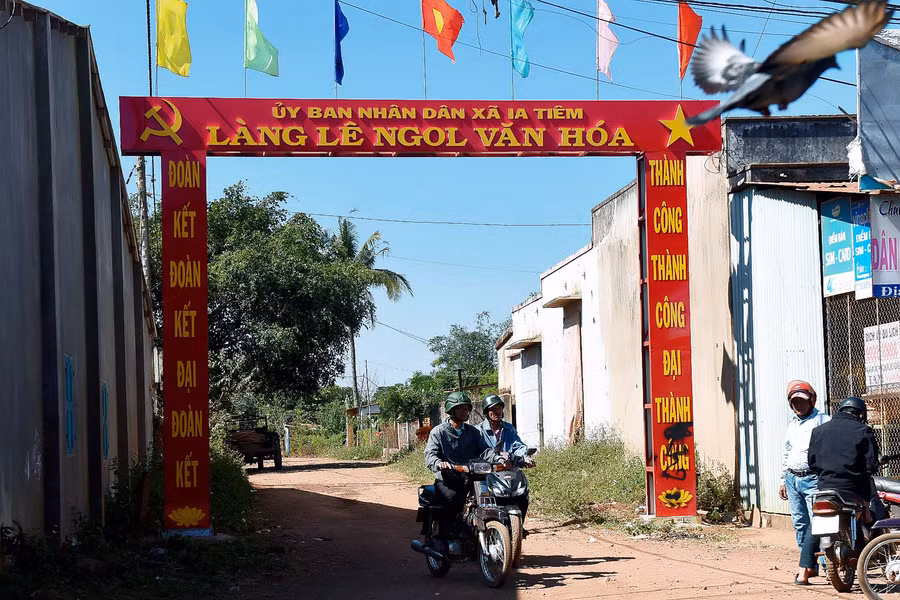 8.Nhờ đó, vào cuối năm 2020 làng Lê Ngol đạt chuẩn xã nông thôn mới trong vùng đồng bào dân tộc thiểu số.