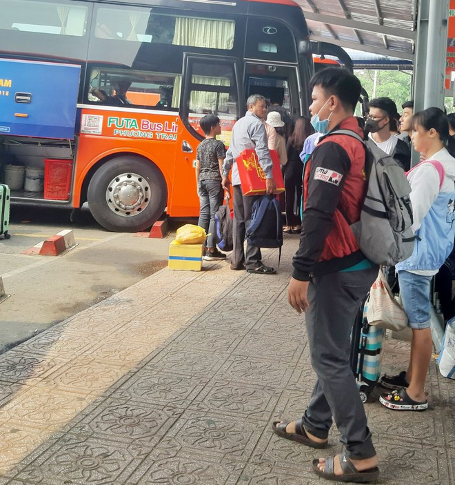 Bạn trẻ đón xe về quê ăn tết tại Bến xe Miền Tây ẢNH: TRẦN THANH THẢO Bạn trẻ đón xe về quê ăn tết tại Bến xe Miền Tây ẢNH: TRẦN THANH THẢO
